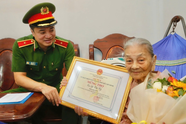 Thiếu tướng Mai Hoàng thăm, chúc thọ các cụ cao tuổi tiêu biểu ở TP.Thủ Đức- Ảnh 2. Thiếu tướng Mai Hoàng thăm, chúc thọ các cụ cao tuổi tiêu biểu ở TP.Thủ Đức- Ảnh 2.