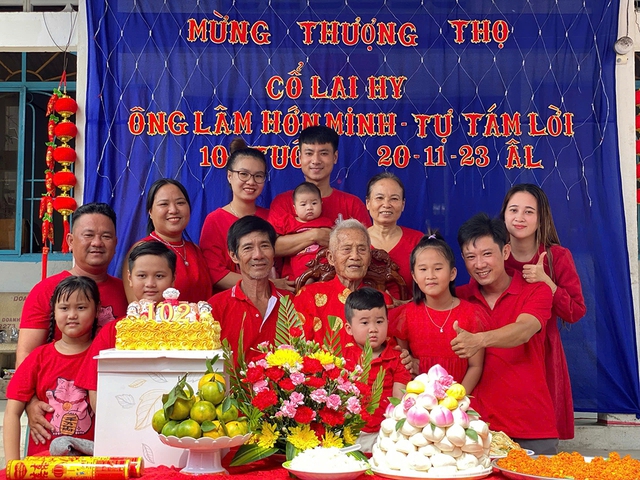Xúc động cụ ông 104 tuổi và bức ảnh chụp với vợ thời trẻ - Ảnh 2.