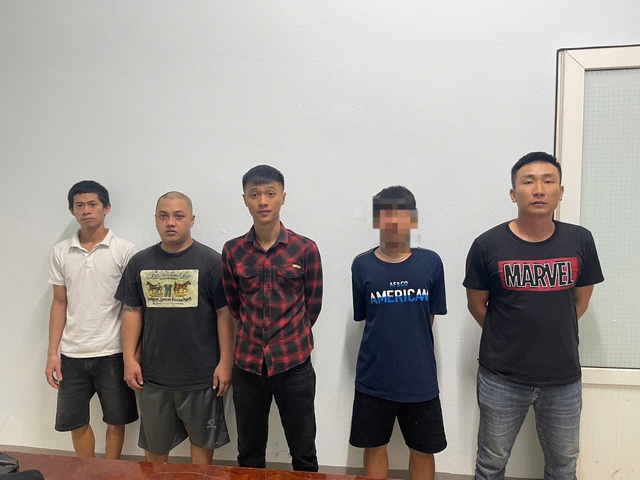 Đánh nhau vì tranh giành khách vào quán cơm trước cổng bệnh viện- Ảnh 1. Đánh nhau vì tranh giành khách vào quán cơm trước cổng bệnh viện- Ảnh 1.