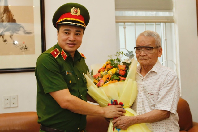 Thiếu tướng Mai Hoàng thăm, chúc thọ các cụ cao tuổi tiêu biểu ở TP.Thủ Đức- Ảnh 1. Thiếu tướng Mai Hoàng thăm, chúc thọ các cụ cao tuổi tiêu biểu ở TP.Thủ Đức- Ảnh 1.