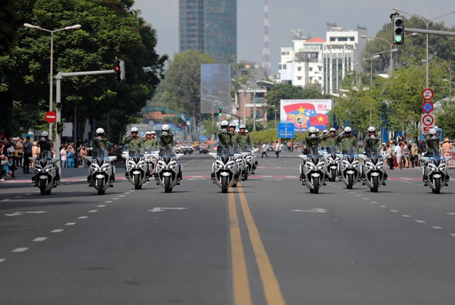- Ảnh 2. Công an luyện tập biểu diễn mô tô thả hai tay gây 'sốt' mạng - Ảnh 2.
