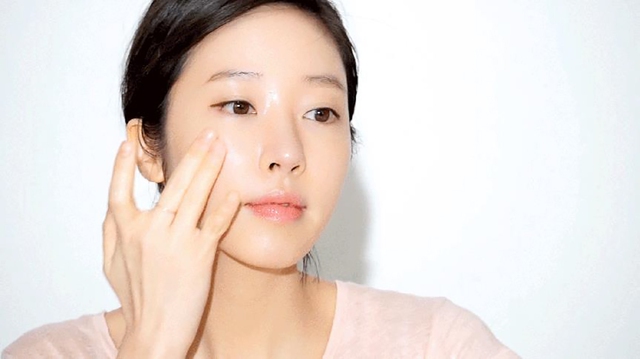 Cách bôi kem chống nắng chuẩn chuyên gia bảo vệ da tối ưu, không bóng nhờn - Ảnh 1.