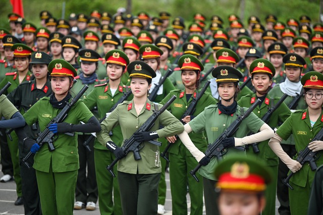 Những 'bông hoa thép' luyện tập dưới nắng nóng thao trường, chuẩn bị cho sự kiện A80- Ảnh 1. Những 'bông hoa thép' luyện tập dưới nắng nóng thao trường, chuẩn bị cho sự kiện A80- Ảnh 1.
