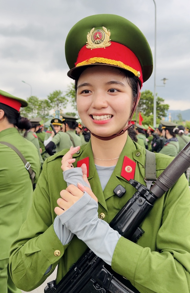 Những 'bông hoa thép' luyện tập dưới nắng nóng thao trường, chuẩn bị cho sự kiện A80- Ảnh 6. Những 'bông hoa thép' luyện tập dưới nắng nóng thao trường, chuẩn bị cho sự kiện A80- Ảnh 6.