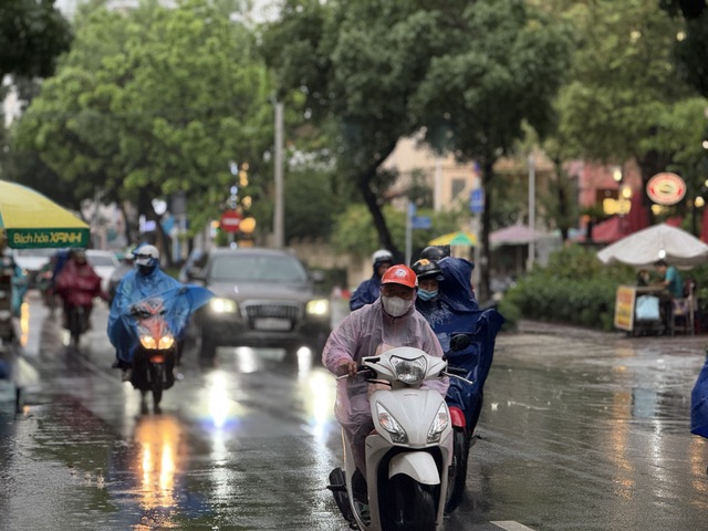 Mưa lớn ở TP.HCM kéo dài đến khi nào? - Ảnh 1.