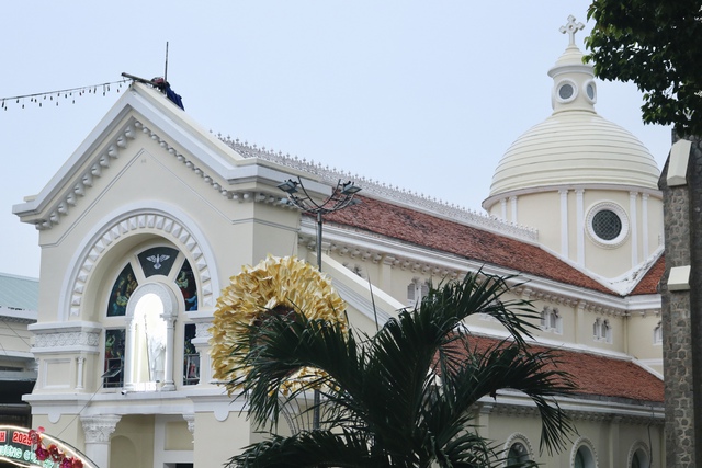Nhà thờ do cậu Nam Phương hoàng hậu xây và chiếc túi lạ treo tượng thánh- Ảnh 7. Nhà thờ do cậu Nam Phương hoàng hậu xây và chiếc túi lạ treo tượng thánh- Ảnh 7.