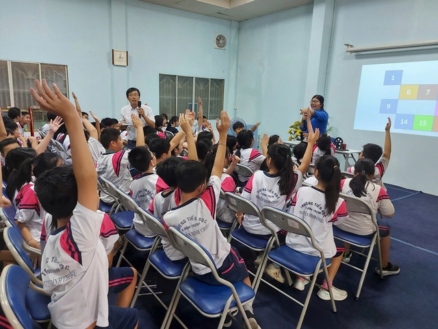 Tôi dạy hai con luôn tiết kiệm điện - Ảnh 2.