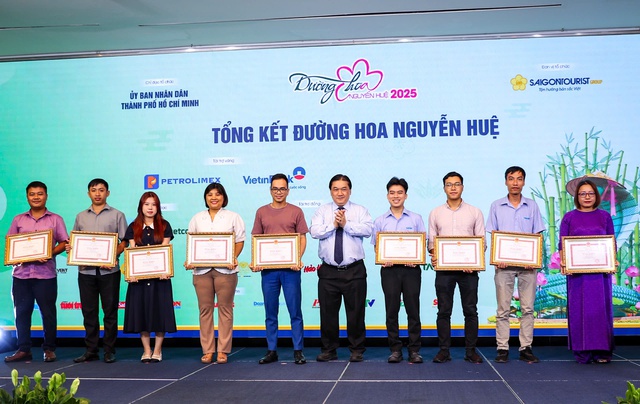 Tổng kết đường hoa Nguyễn Huệ 2025: Báo Thanh Niên được tặng 4 bằng khen- Ảnh 2. Tổng kết đường hoa Nguyễn Huệ 2025: Báo Thanh Niên được tặng 4 bằng khen- Ảnh 2.