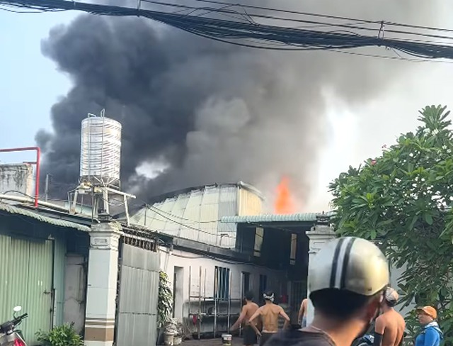 Cháy lớn kho hàng ở Hóc Môn