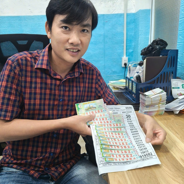 Nam thanh niên trúng 14 tờ vé số độc đắc, đại lý đến tận nhà đổi thưởng trong đêm  - Ảnh 1.