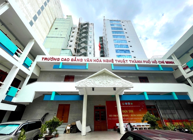 Sinh viên ‘kêu cứu’ vì không được thi tốt nghiệp tại sân khấu bên ngoài Sinh viên ‘kêu cứu’ vì không được thi tốt nghiệp tại sân khấu bên ngoài