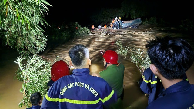 Công an TP.Huế xuyên đêm cứu 4 người dân mắc kẹt trong dòng lũ Công an TP.Huế xuyên đêm cứu 4 người dân mắc kẹt trong dòng lũ