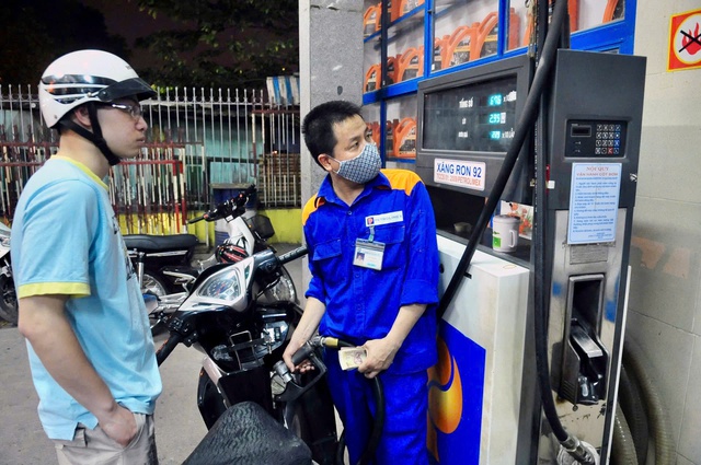 Giá xăng RON 95 tăng lên mức hơn 20.000 đồng/lít- Ảnh 1.