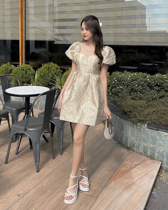 Váy hoa nổi giúp nàng thêm kiêu kỳ trong từng bước đi Váy hoa nổi giúp nàng thêm kiêu kỳ trong từng bước đi