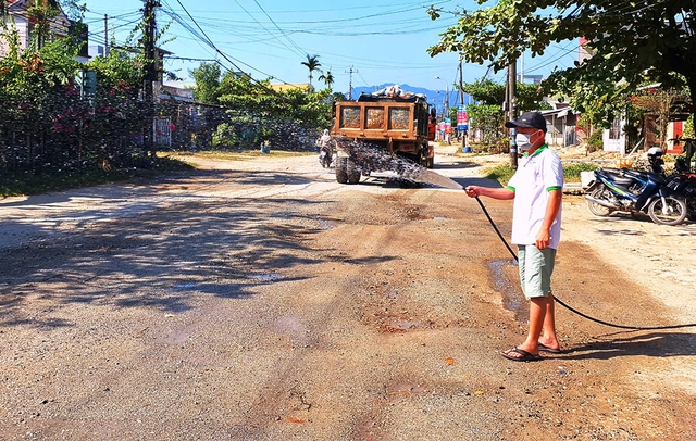 8 năm không làm xong hơn 700 m đường- Ảnh 2. 8 năm không làm xong hơn 700 m đường- Ảnh 2.