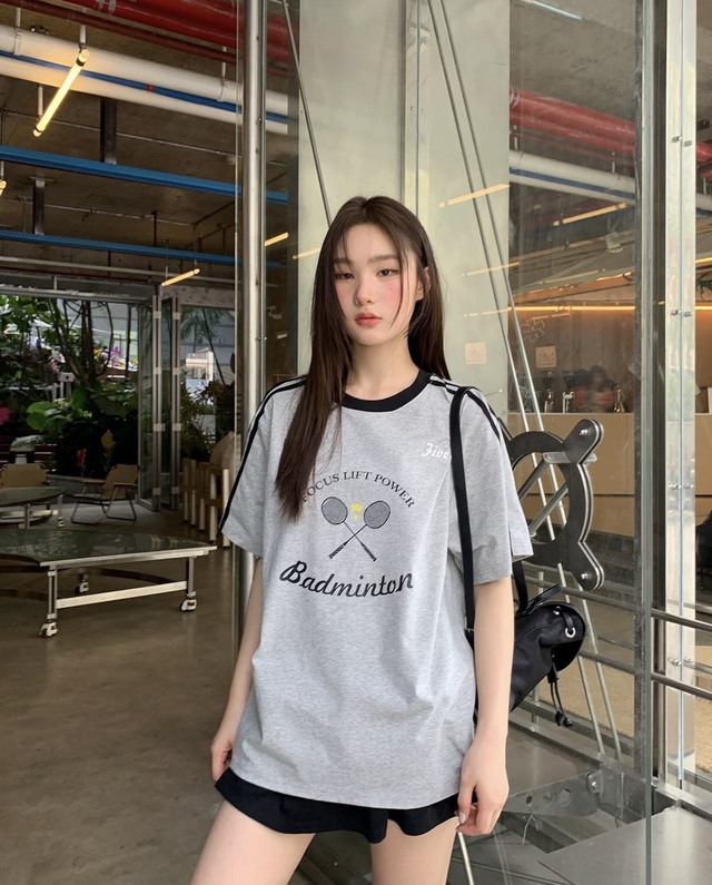 Đơn giản mà vẫn phong cách với áo thun oversized- Ảnh 2. Đơn giản mà vẫn phong cách với áo thun oversized- Ảnh 2.