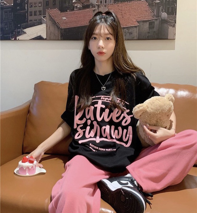 Đơn giản mà vẫn phong cách với áo thun oversized- Ảnh 3. Đơn giản mà vẫn phong cách với áo thun oversized- Ảnh 3.
