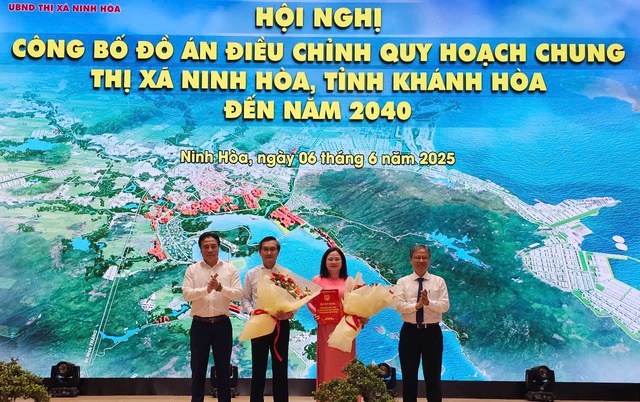 Công bố quy hoạch chung TX.Ninh Hòa, vùng phía nam KKT Vân Phong- Ảnh 2. Công bố quy hoạch chung TX.Ninh Hòa, vùng phía nam KKT Vân Phong- Ảnh 2.