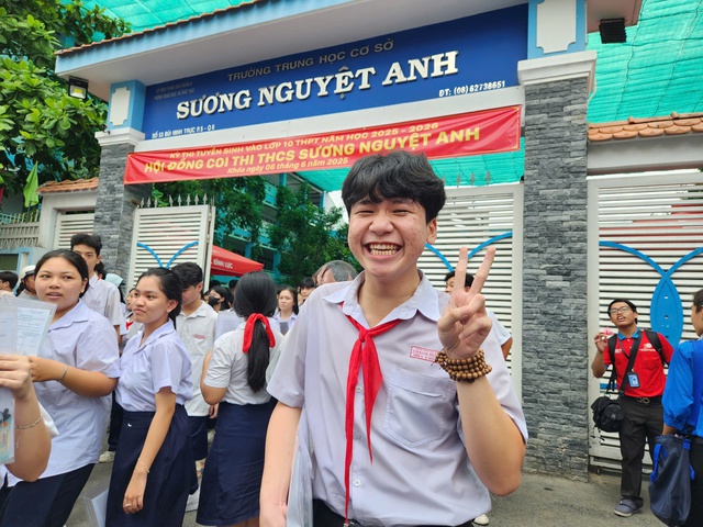 Sĩ tử mong không ‘gục ngã’, ‘bật khóc’ sau giờ thi toán lớp 10 TP.HCM Sĩ tử mong không ‘gục ngã’, ‘bật khóc’ sau giờ thi toán lớp 10 TP.HCM