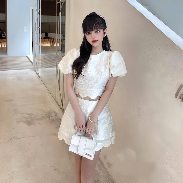 Váy hoa nổi giúp nàng thêm kiêu kỳ trong từng bước đi - Ảnh 4.