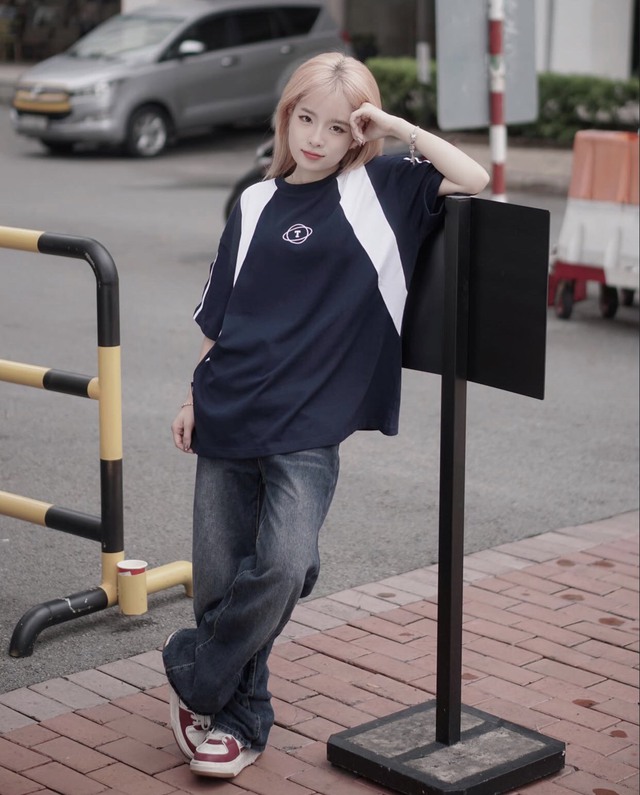 Đơn giản mà vẫn phong cách với áo thun oversized- Ảnh 4. Đơn giản mà vẫn phong cách với áo thun oversized- Ảnh 4.