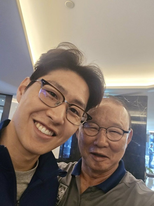 Son Heung-min và Lee Kang-in chụp ảnh ‘selfie’ cùng HLV Park Hang-seo: Bởi lý do cực kỳ đặc biệt…- Ảnh 3. Son Heung-min và Lee Kang-in chụp ảnh ‘selfie’ cùng HLV Park Hang-seo: Bởi lý do cực kỳ đặc biệt…- Ảnh 3.
