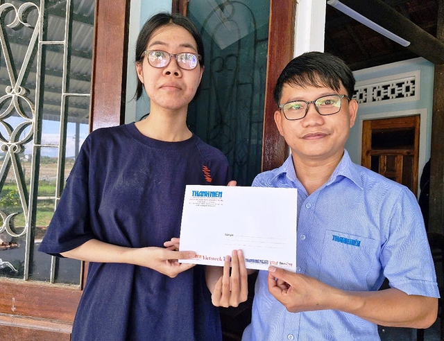 Trao tiền cho 2 trường hợp khó khăn ở Quảng Nam