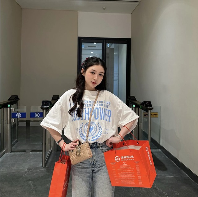 Đơn giản mà vẫn phong cách với áo thun oversized- Ảnh 7. Đơn giản mà vẫn phong cách với áo thun oversized- Ảnh 7.