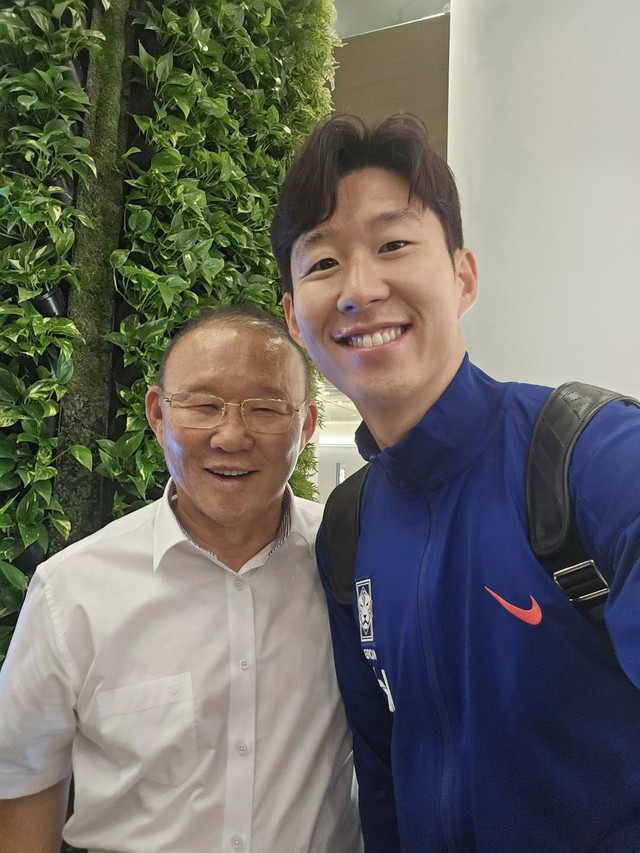 Son Heung-min và Lee Kang-in chụp ảnh ‘selfie’ cùng HLV Park Hang-seo: Bởi lý do cực kỳ đặc biệt… Son Heung-min và Lee Kang-in chụp ảnh ‘selfie’ cùng HLV Park Hang-seo: Bởi lý do cực kỳ đặc biệt…