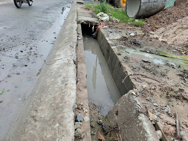 Mương thoát nước bị sụp nắp đậy