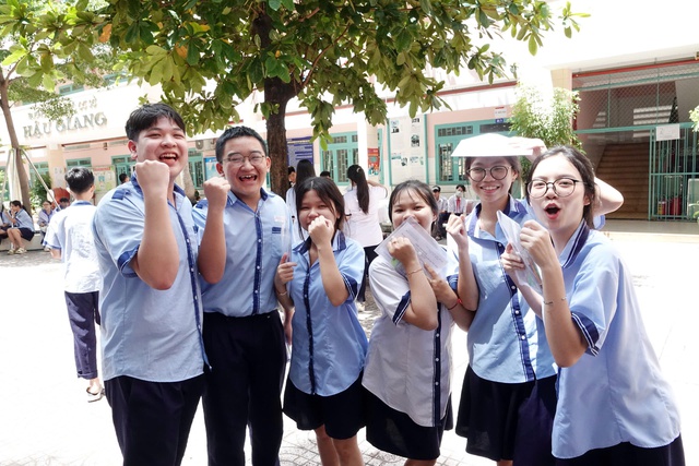 Sĩ tử mong không 'gục ngã', 'bật khóc' sau giờ thi toán lớp 10 TP.HCM - Ảnh 2.