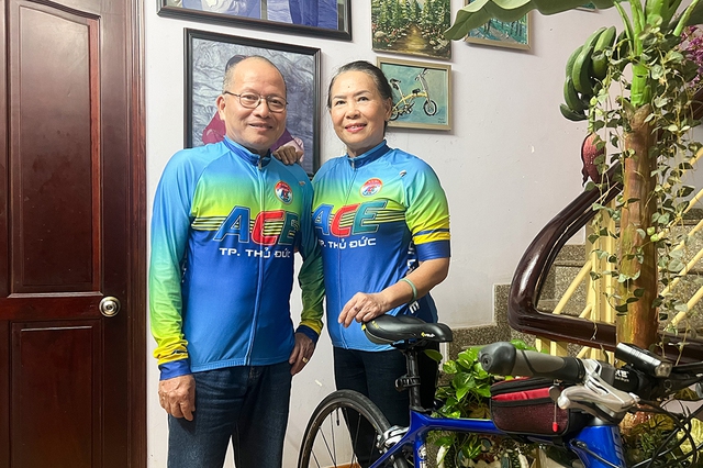 Đôi vợ chồng về hưu 10 năm đạp xe vi vu khắp Việt Nam Đôi vợ chồng về hưu 10 năm đạp xe vi vu khắp Việt Nam