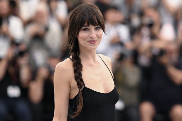 Dakota Johnson chia tay người yêu sau 8 năm vì đóng cảnh sex trong phim - Ảnh 1.