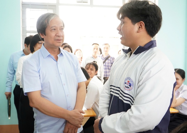 Bộ trưởng Nguyễn Kim Sơn kiểm tra công tác thi tốt nghiệp THPT tại Gia Lai - Ảnh 2. Bộ trưởng Nguyễn Kim Sơn kiểm tra công tác thi tốt nghiệp THPT tại Gia Lai - Ảnh 2.