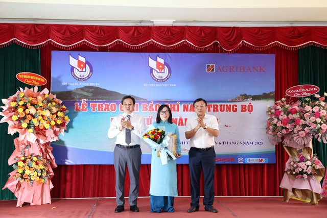 Vinh danh các tác phẩm đạt giải Báo chí Nam Trung bộ năm 2025 tại Ninh Thuận - Ảnh 1. Vinh danh các tác phẩm đạt giải Báo chí Nam Trung bộ năm 2025 tại Ninh Thuận - Ảnh 1.