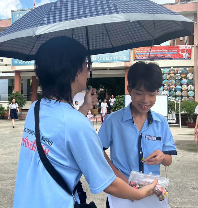 Tình nguyện viên tiếp sức mùa thi lan tỏa động lực cho thí sinh thi lớp 10- Ảnh 1. Tình nguyện viên tiếp sức mùa thi lan tỏa động lực cho thí sinh thi lớp 10- Ảnh 1.