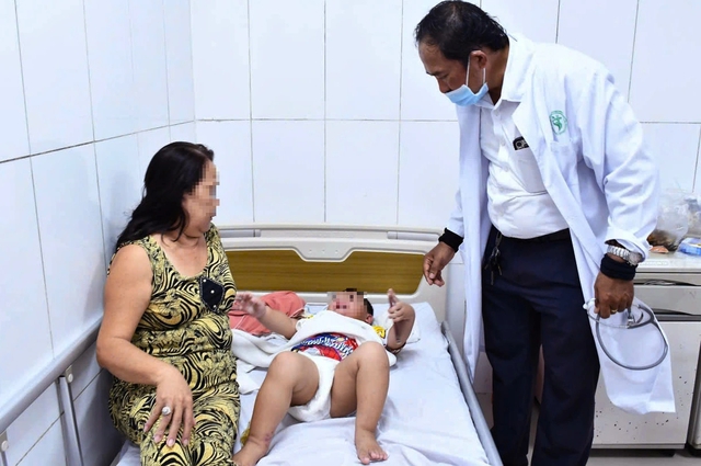 Bé trai 2 tuổi bị xương cá đâm thủng ruột - Ảnh 2.