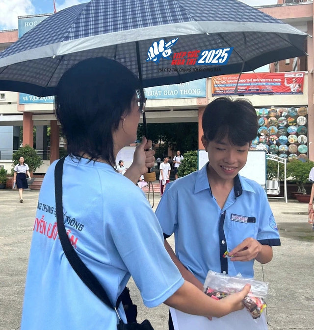 Tình nguyện viên tiếp sức mùa thi lan tỏa động lực cho thí sinh thi lớp 10- Ảnh 1.