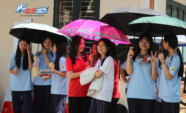 Tình nguyện viên tiếp sức mùa thi lan tỏa động lực cho thí sinh thi lớp 10- Ảnh 4.