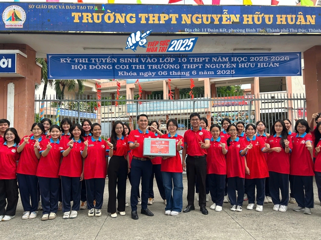 Tình nguyện viên tiếp sức mùa thi lan tỏa động lực cho thí sinh thi lớp 10- Ảnh 5.