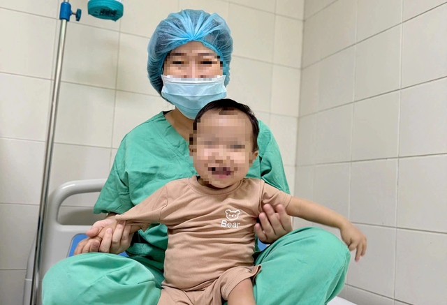 Ghép gan thành công cho bệnh nhi 15 tháng tuổi mắc bệnh hiếm gặp Ghép gan thành công cho bệnh nhi 15 tháng tuổi mắc bệnh hiếm gặp