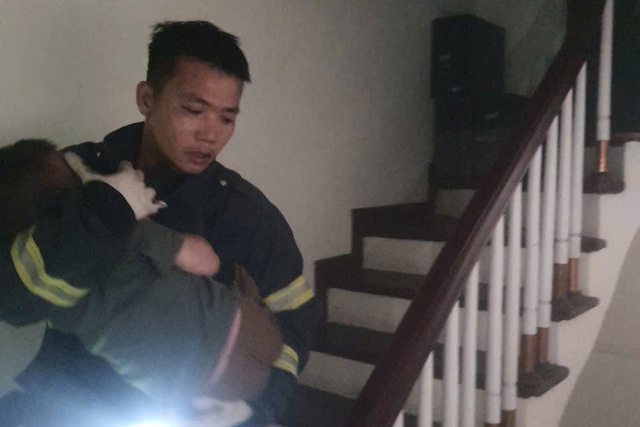 Cháy nhà 5 tầng lúc nửa đêm, 7 người thoát nạn- Ảnh 1. Cháy nhà 5 tầng lúc nửa đêm, 7 người thoát nạn- Ảnh 1.