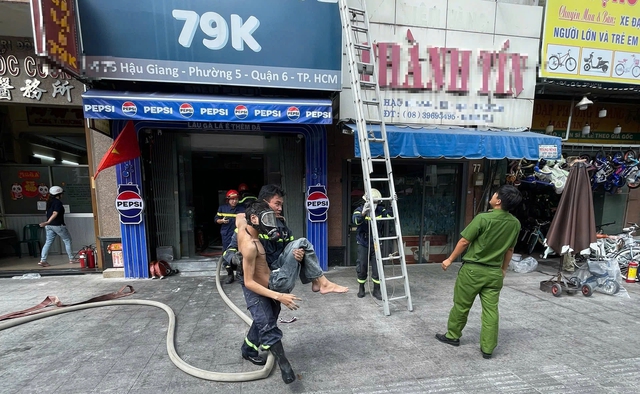 TP.HCM: Cháy quán lẩu gà 6 tầng, công an giải cứu 3 người - Ảnh 1.