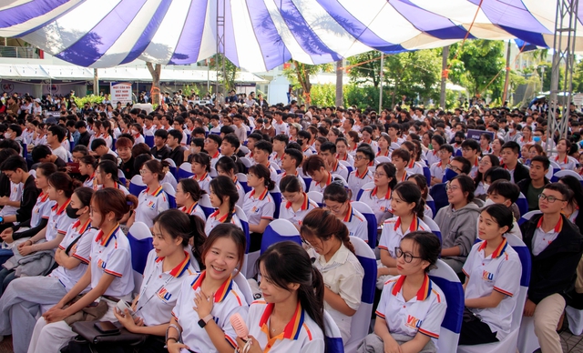 Hơn 8.200 vị trí việc làm công nghệ số cho sinh viên tại VKU Job Fair 2025 Hơn 8.200 vị trí việc làm công nghệ số cho sinh viên tại VKU Job Fair 2025