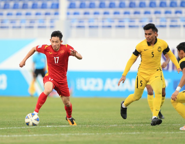 Why didn't the Vietnamese team use a striker to play against Malaysia? There's a reason! - Photo 2.