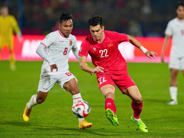 Why didn't the Vietnamese team use a striker to play against Malaysia? There's a reason! - Photo 1.