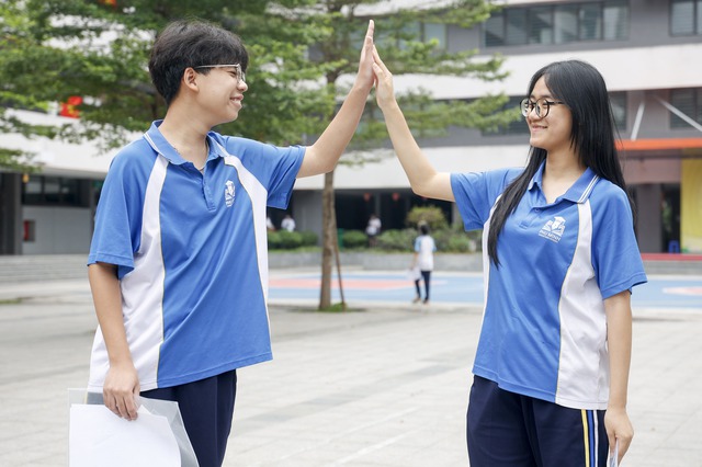 Hơn 103.000 học sinh Hà Nội làm thủ tục thi vào lớp 10- Ảnh 1.