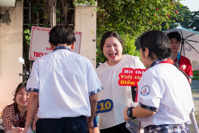 Thầy cô TP.HCM mặc áo lớp, cầm biển cổ vũ, 'Cả thế giới tin em làm được'!- Ảnh 1. Thầy cô TP.HCM mặc áo lớp, cầm biển cổ vũ, 'Cả thế giới tin em làm được'!- Ảnh 1.