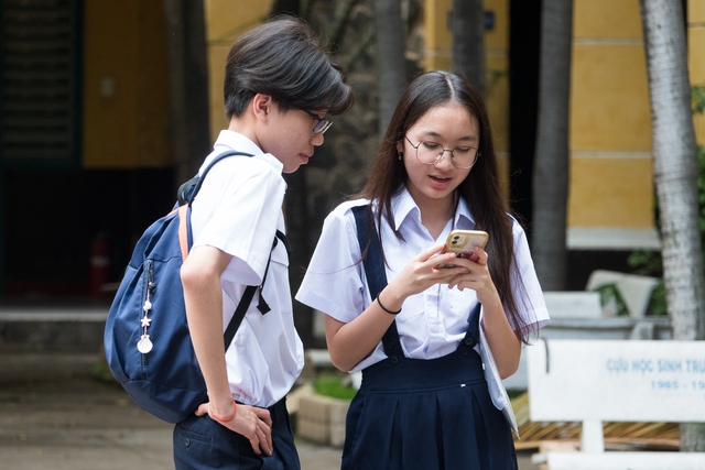 Xong môn tiếng Anh thi lớp 10, thí sinh TP.HCM chắc nịch: 'Không 10 hơi phí!' - Ảnh 3.