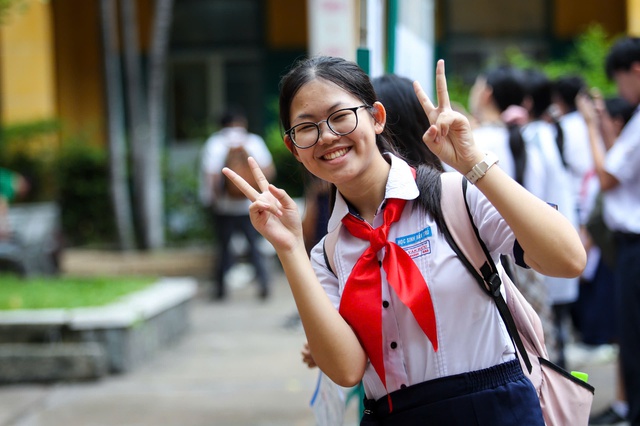 Xong môn tiếng Anh thi lớp 10, thí sinh TP.HCM chắc nịch: ‘Không 10 hơi phí!’ Xong môn tiếng Anh thi lớp 10, thí sinh TP.HCM chắc nịch: ‘Không 10 hơi phí!’